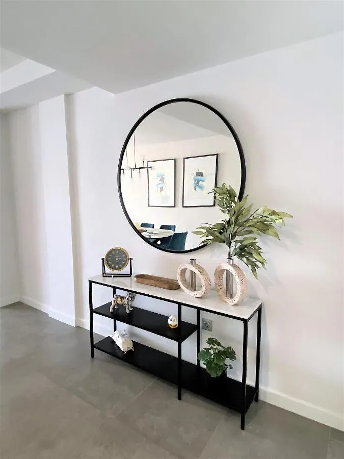 Prestigious Apartment With Seaview In 마닐바